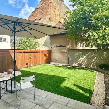 Luxury Garden דירה